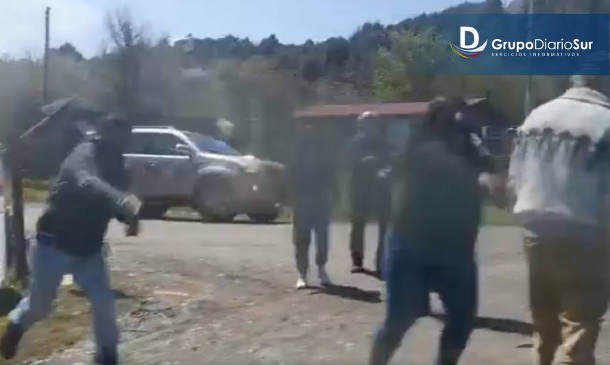 Atacan con huevos podridos a vehículo del alcalde de Ancud