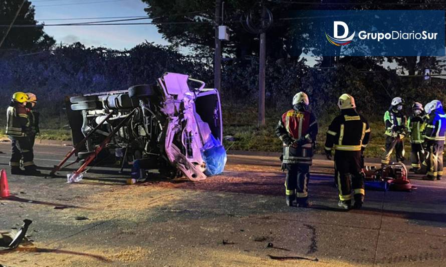 El chofer del camión impactó a un furgón y posteriormente volcó. Falleció en el lugar mientras intentaban rescatarlo.
