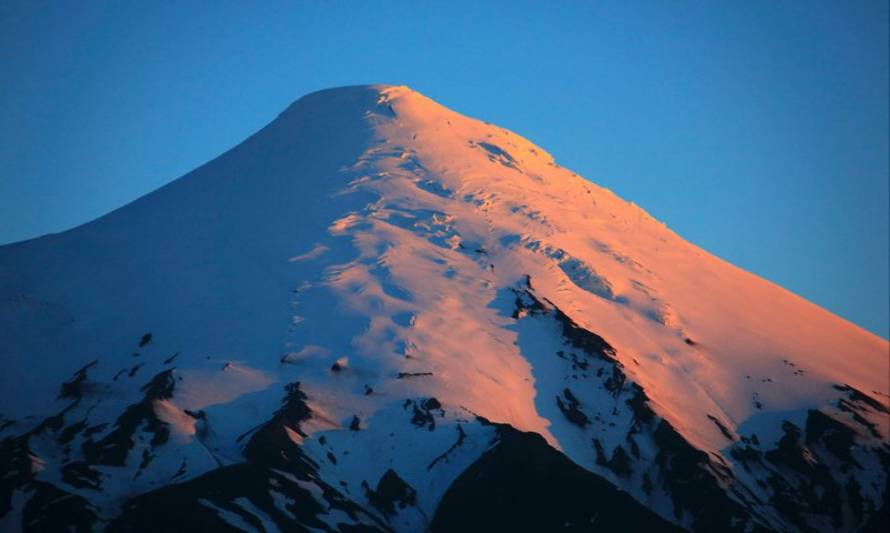 Volcán Osorno tiene aforo de 250 autos por día y se exige el uso de cadenas