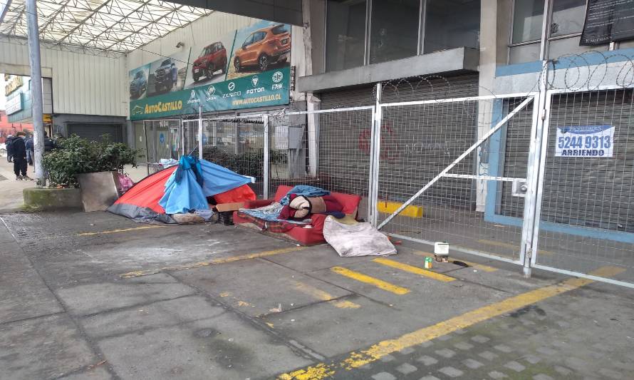 En las calles Urmeneta y Regimiento se observan personas en situación de calle que han transformado estas avenidas en sus hogares.
