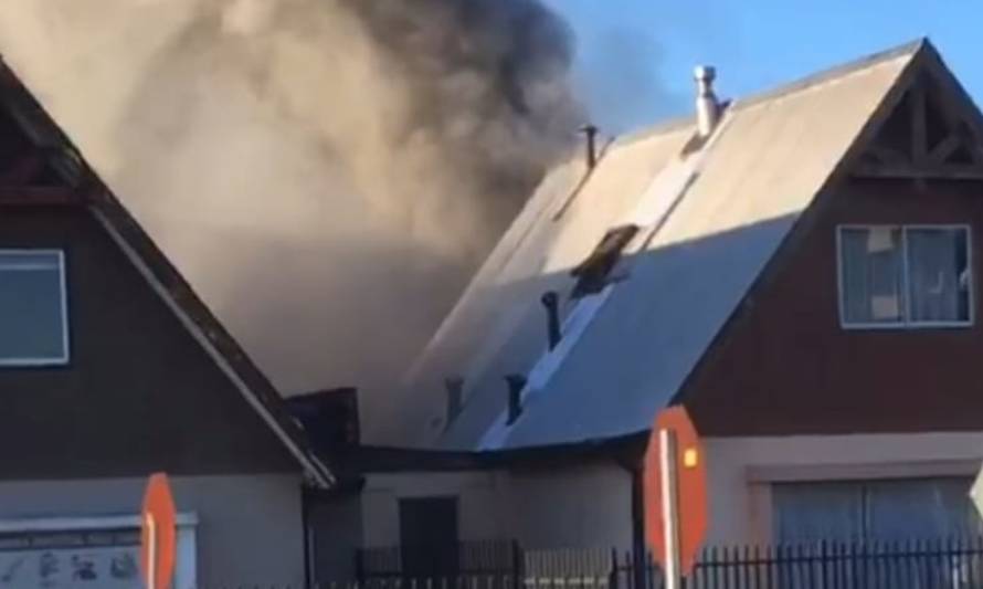 El fuego amenazó con destruir la casa completa