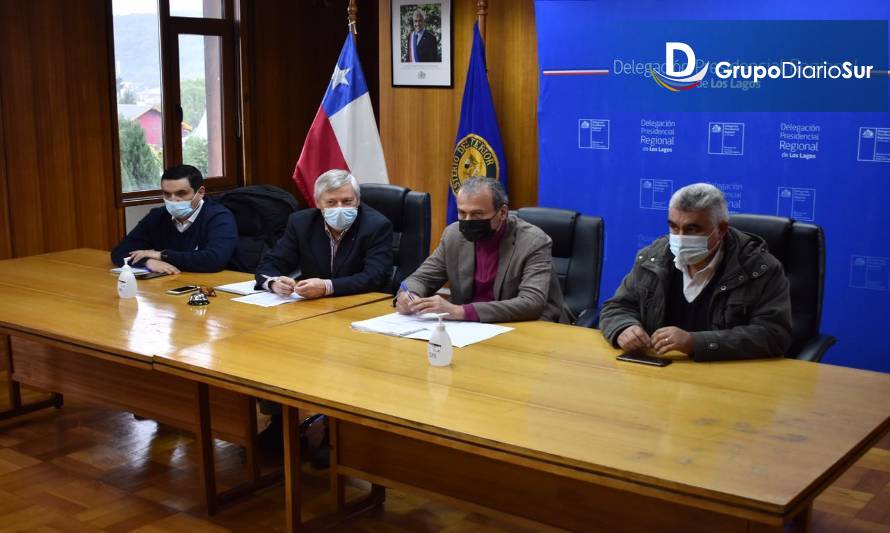 Vallespín y Geisse encabezaron la reunión donde participaron los seremis