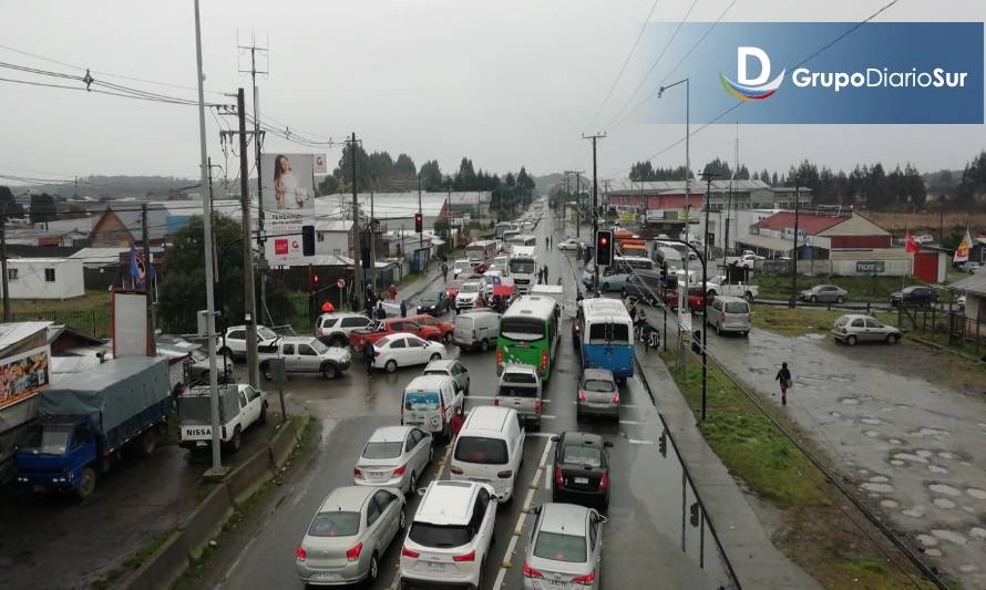 Así era la imagen de la ruta entre Puerto Varas y Puerto Montt, en el sector de La Vara