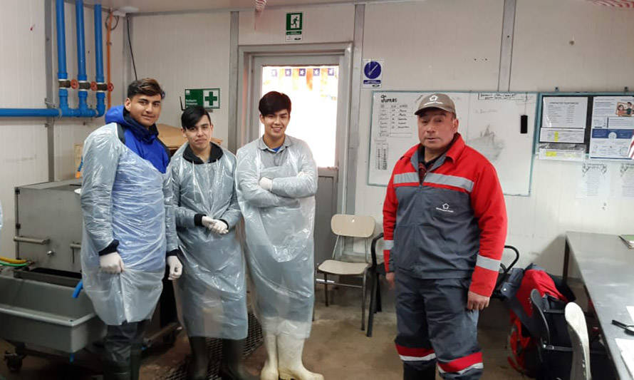 En 2020 el programa benefició a 154 alumnos de la Región de Los Lagos. Este año la cifra se duplicará. Foto: SalmonChile.