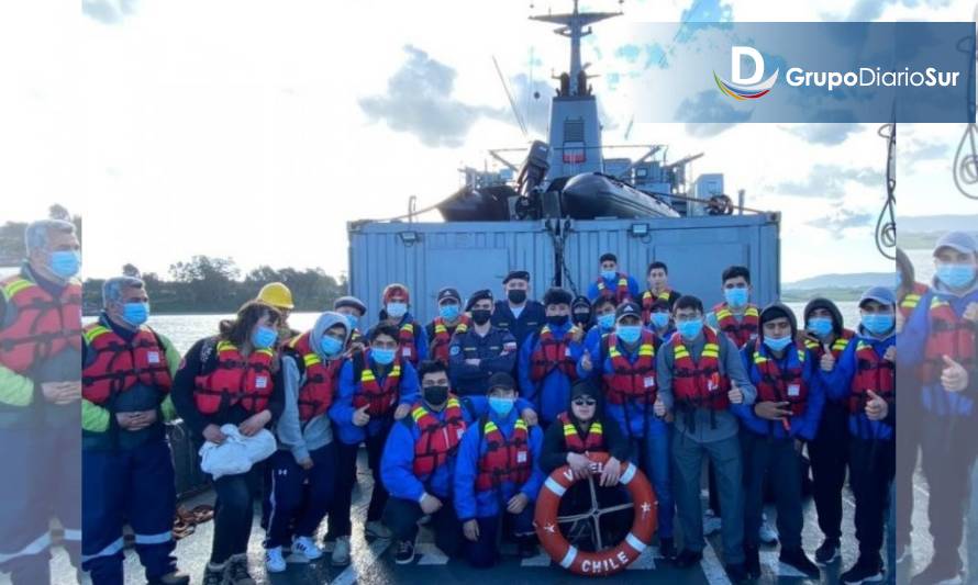 Alumnos de Chonchi visitaron el Patrullero Médico-Dental “Cirujano Videla”