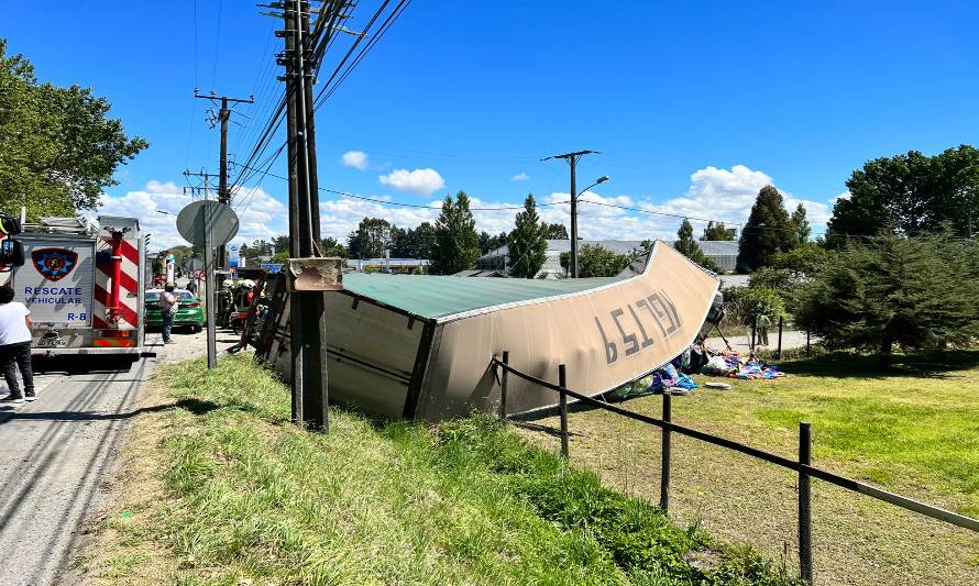 Camión volcó en ruta al aeropuerto El Tepual 