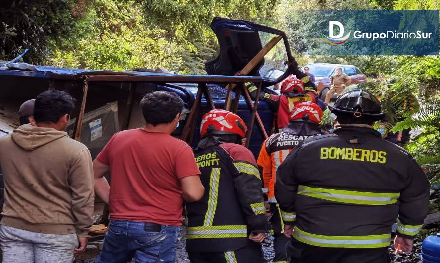 Dos mujeres atrapadas y con lesiones dejó un camión que volcó en camino rural de El Tepual.