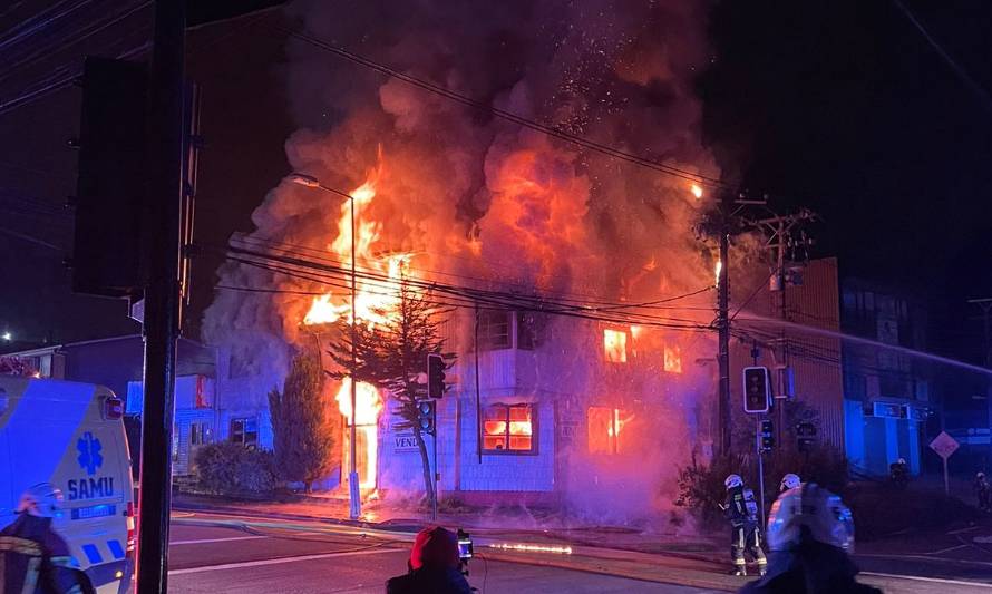 Arde antigua casona en pleno centro de Puerto Montt 