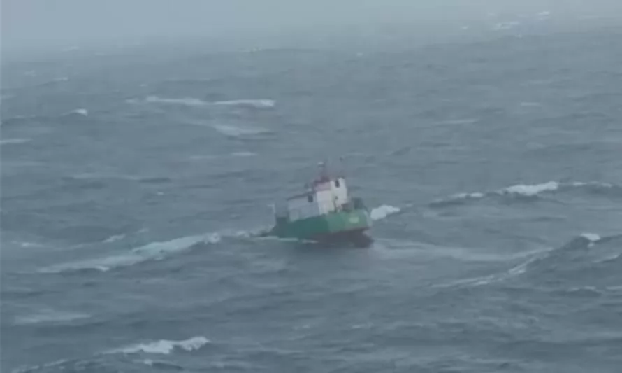 Barcaza se hundió en el mar luego de caer desde cubierta de un buque