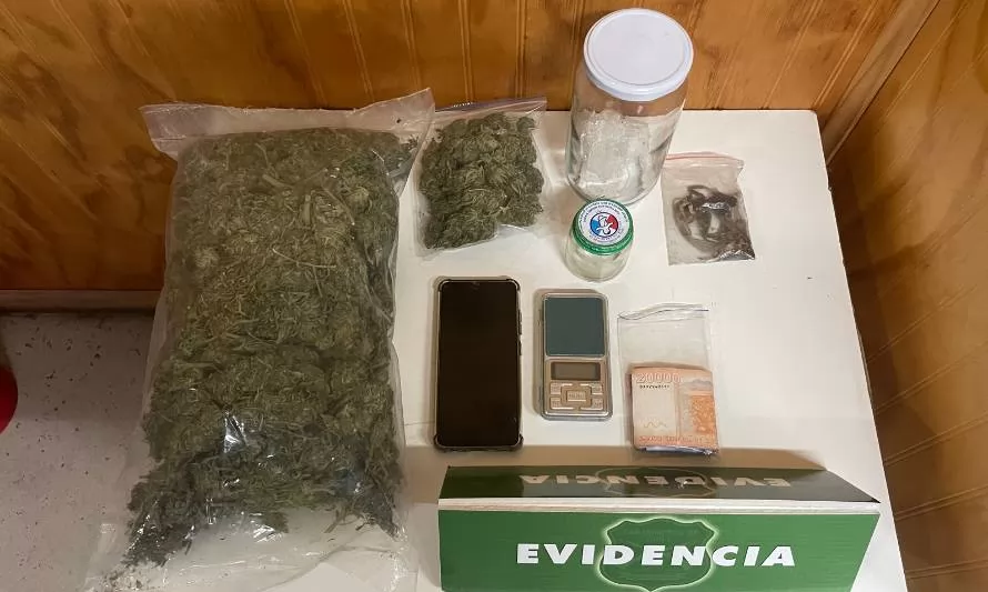 Un frasco en asiento trasero del auto permitió decomisar cuatro kilos de marihuana