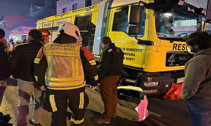 Carro de bomberos de última generación colisionó con automóvil en centro de Puerto Montt 