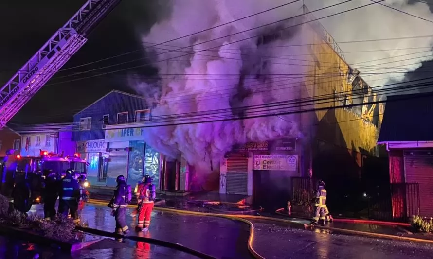 Incendio en Castro: Edificio de cinco pisos terminó destruido por el fuego. Pérdidas son millonarias 