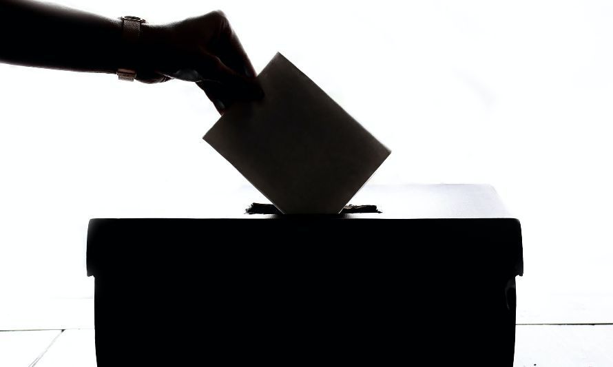Foto de Element5 Digital: https://www.pexels.com/es-es/foto/persona-que-deja-caer-el-papel-en-la-caja-1550337/