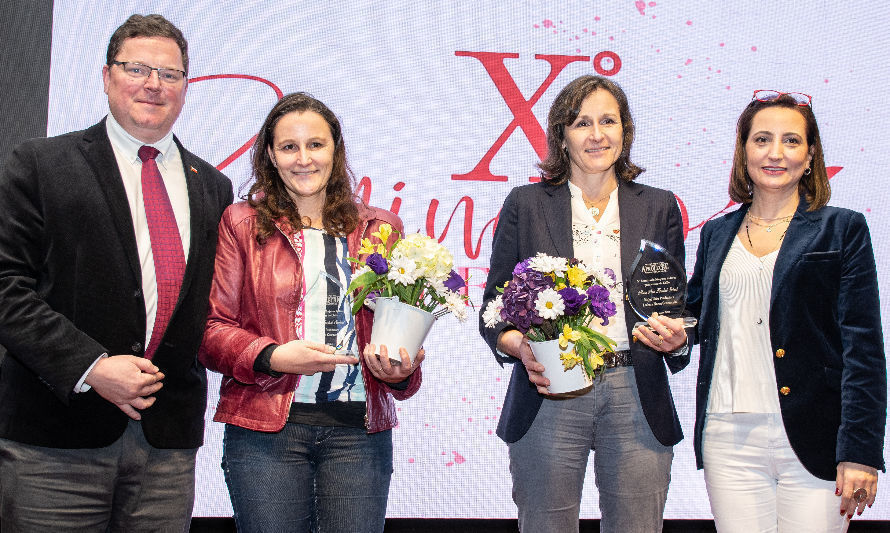 En la categoría “Productora Nueva Generación” fueron destacadas las hermanas Gabriela y Mary Ann Kaschel Siebert. Recibieron su premio de manos de Marcos Winkler, presidente de Aproleche y Anita Jans, gerente de Aproleche. Crédito: Diario Lechero.