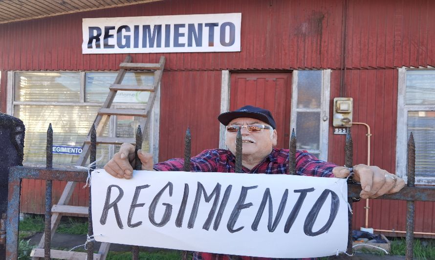 Ex calle Regimiento amaneció con decenas de carteles con su antiguo nombre