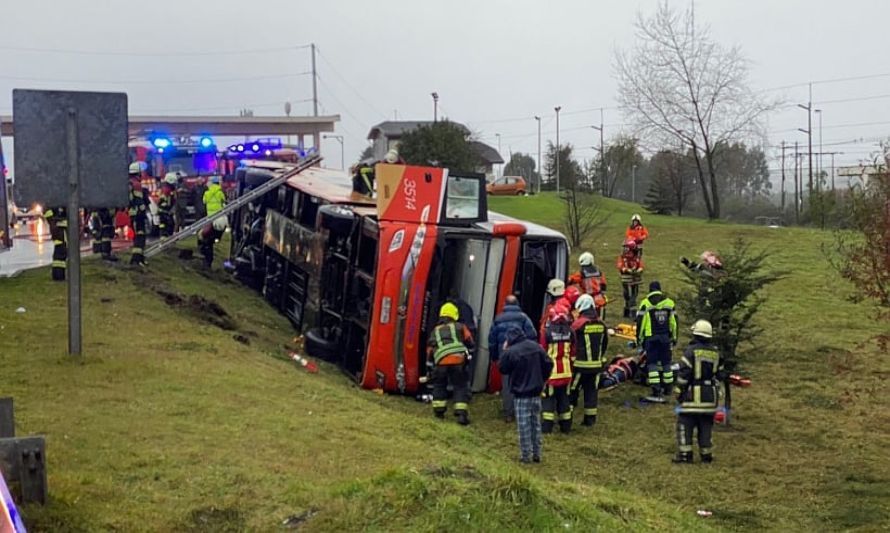 Bus de 2 pisos volcó en el acceso  a Puerto Montt