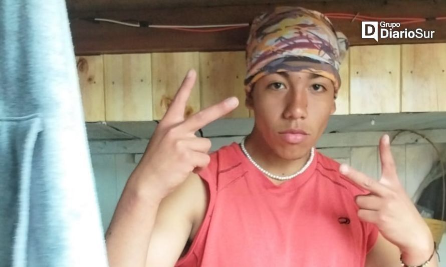 La última foto enviada por el joven a su familia, a bordo de una embarcación. Crédito, cedida.