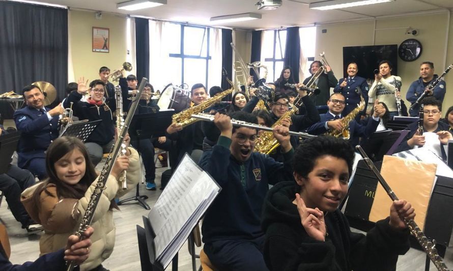 Escuadrilla de Bandas de la FACH realiza clases magistrales a jóvenes músicos en cuenca del Lago Llanquihue
