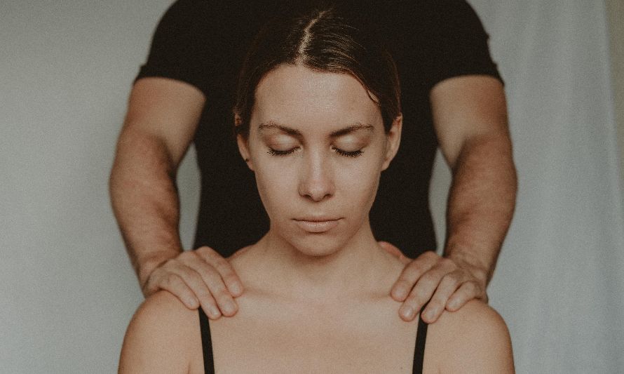 Foto de Anete Lusina: https://www.pexels.com/es-es/foto/mujer-en-top-negro-con-tirantes-finos-5723189/