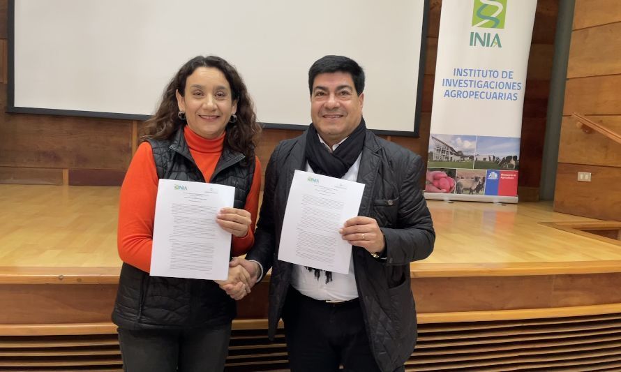 Iris Lobos, directora nacional del Instituto de Investigaciones Agropecuarias (INIA) y Oscar Garrido, rector de la Universidad de Los Lagos. Créditos: INIA.
