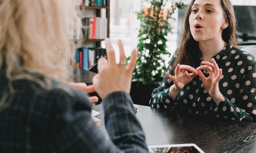 Foto de SHVETS production: https://www.pexels.com/es-es/foto/firmar-mujer-espectaculo-estudiante-7516283/
