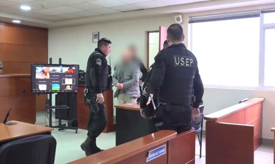 Momento en que el ex administrador municipal de Puerto Montt hace ingreso para su control de detención.