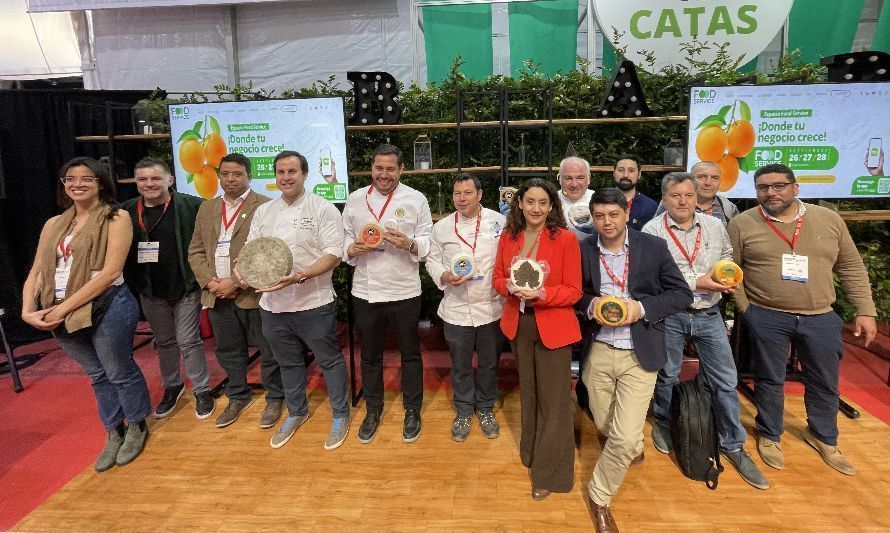 Asistentes a una de las 2 catas de quesos en la feria de la industria alimentaria más importante de Chile. Créditos: INIA.