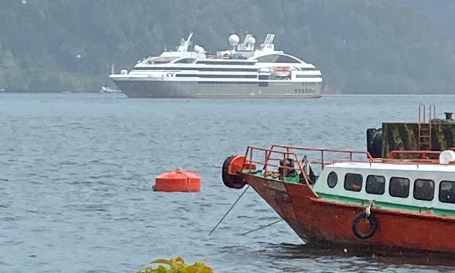 El crucero “L’ Austral” arribó con 169 pasajeros a los muelles de la portuaria estatal. Crédito: Cedida.