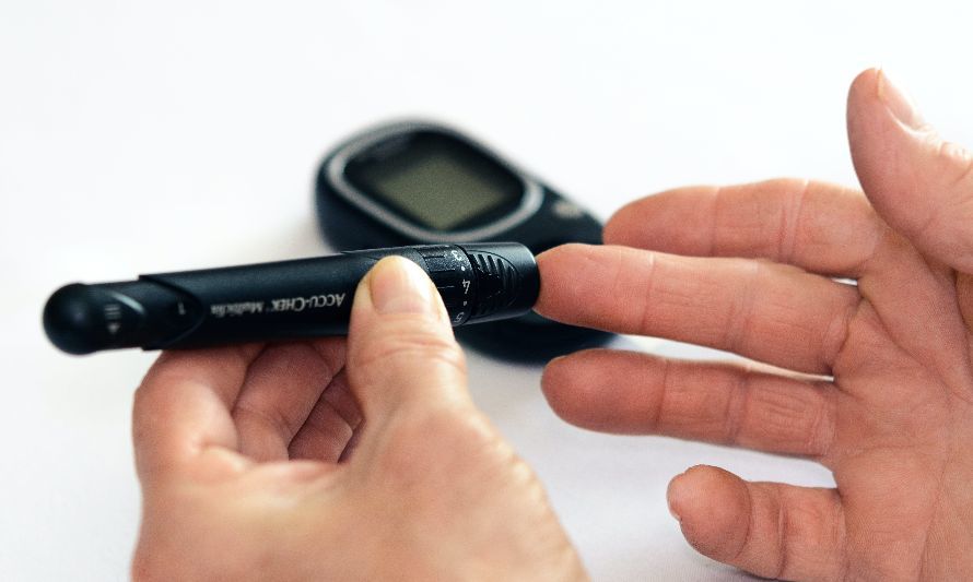 Foto de PhotoMIX Company: https://www.pexels.com/es-es/foto/persona-con-tubo-negro-1001897/