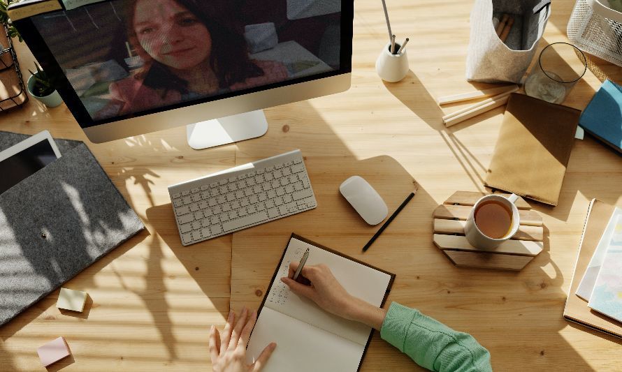 Foto de Julia M Cameron: https://www.pexels.com/es-es/foto/persona-manos-mujer-escritorio-4144923/