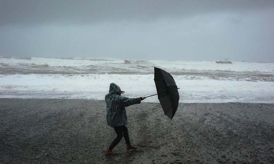 Foto de Dziana Hasanbekava: https://www.pexels.com/es-es/foto/persona-irreconocible-con-sombrilla-en-la-playa-5480712/