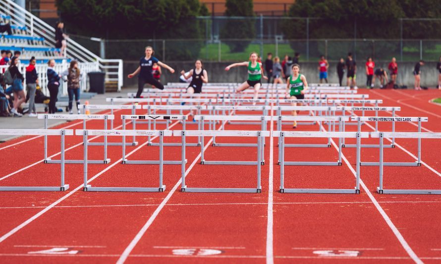 Foto de Vlad Vasnetsov: https://www.pexels.com/es-es/foto/foto-de-enfoque-superficial-de-personas-jugando-pista-y-campo-2228741/
