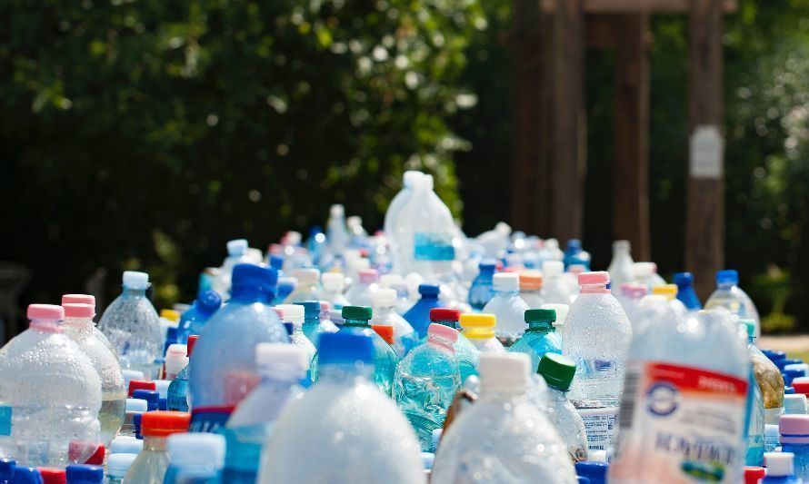 Foto de mali maeder: https://www.pexels.com/es-es/foto/botellas-de-plastico-surtidas-802221/