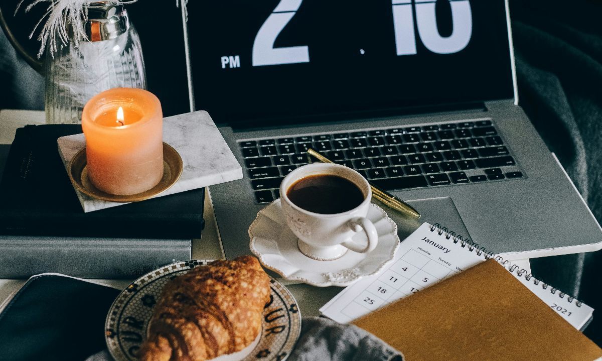Foto de Leeloo The First: https://www.pexels.com/es-es/foto/taza-de-ceramica-blanca-en-un-platillo-junto-a-una-computadora-portatil-en-blanco-y-negro-5386831/