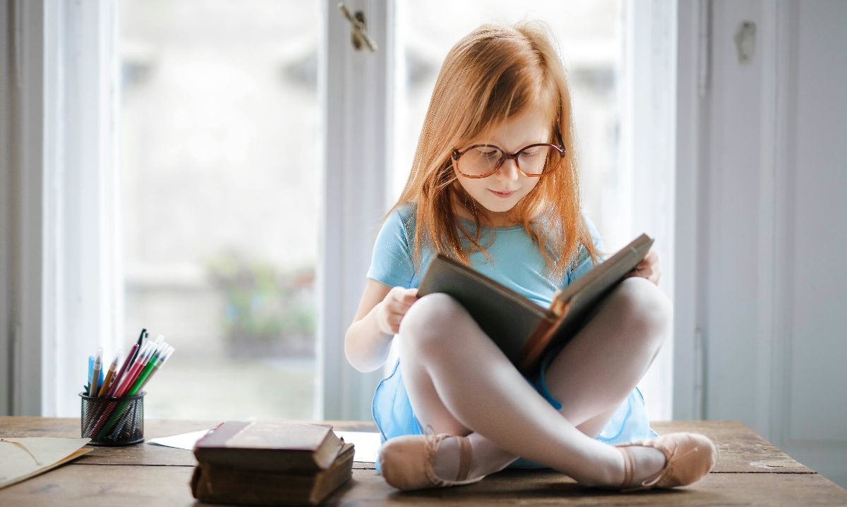 Foto de Andrea Piacquadio: https://www.pexels.com/es-es/foto/foto-del-libro-de-lectura-de-nina-3755707/