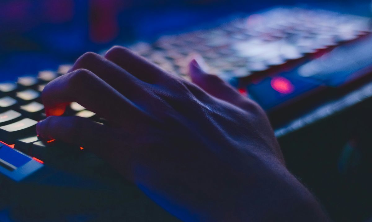 Foto de Soumil Kumar: https://www.pexels.com/es-es/foto/foto-de-persona-escribiendo-en-el-teclado-de-la-computadora-735911/