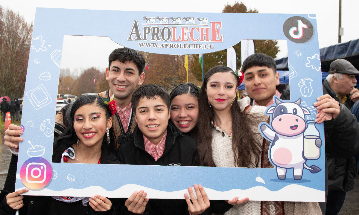 Jóvenes del grupo folclórico del liceo agrícola People Help People de Pilmaiquén ofrecieron bailes típicos. Fotografías: Aproleche Osorno.