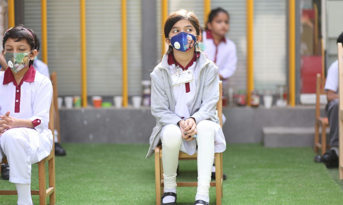 Foto de Bilal Moazzam: https://www.pexels.com/es-es/foto/sentado-ninos-pandemia-distanciamiento-social-6725361/