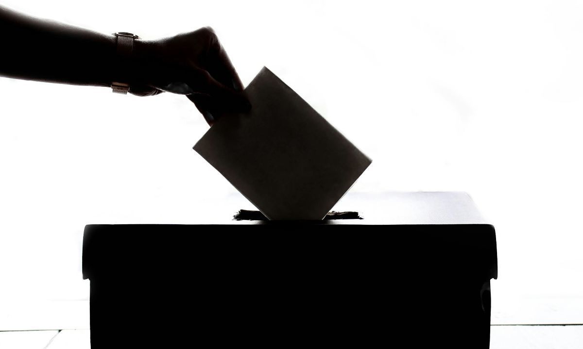 Foto de Element5 Digital: https://www.pexels.com/es-es/foto/persona-que-deja-caer-el-papel-en-la-caja-1550337/
