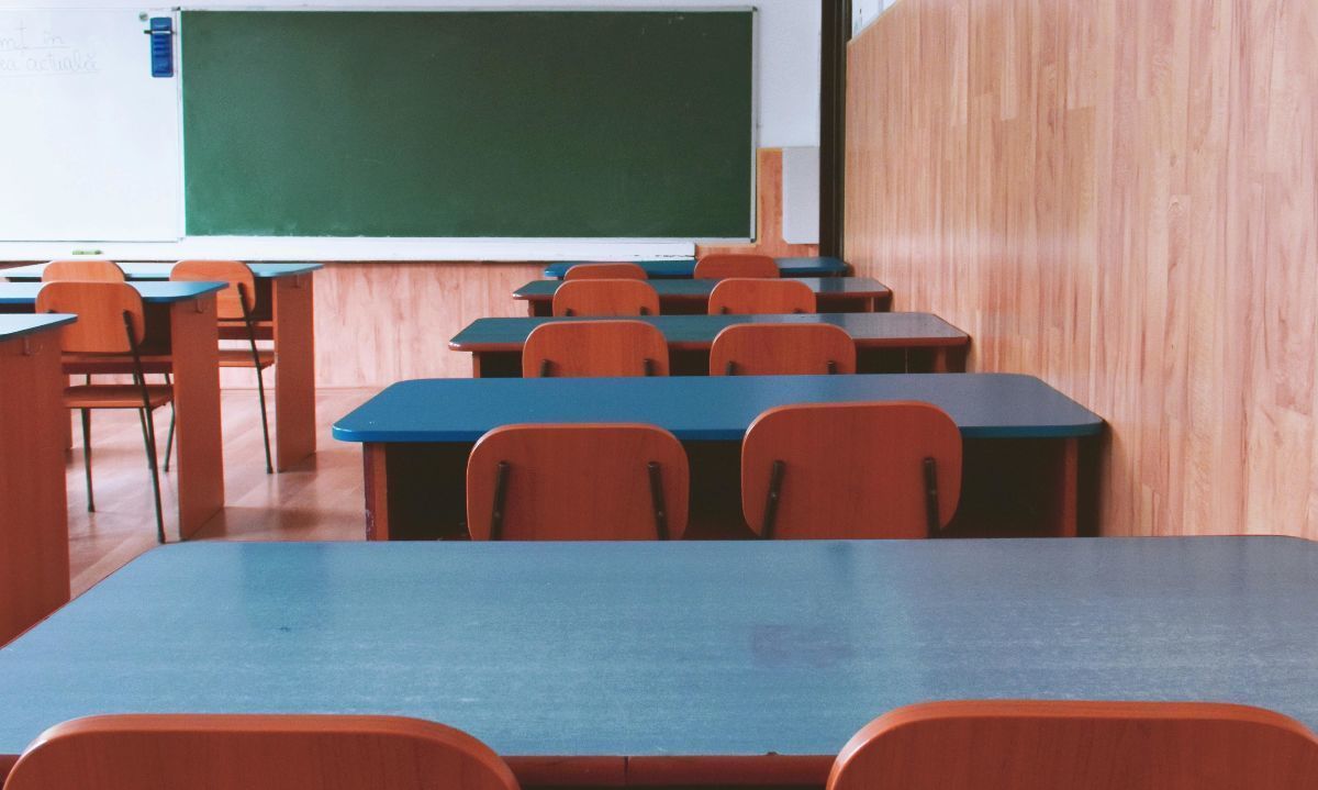 Foto de Diana ✨: https://www.pexels.com/es-es/foto/foto-de-la-sala-de-clase-vacia-2675061/