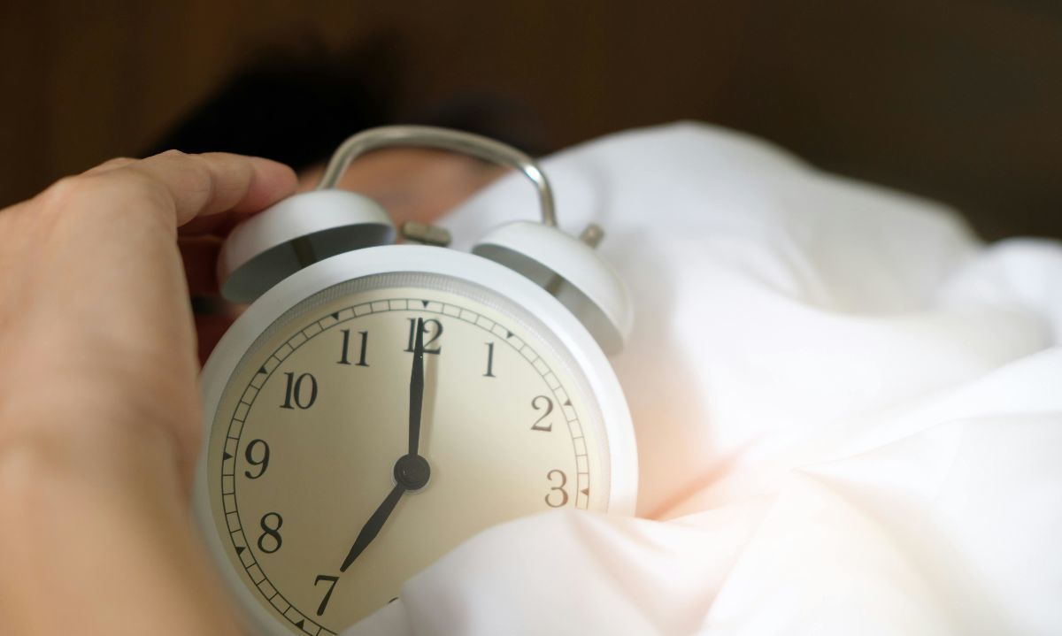 Foto de Acharaporn Kamornboonyarush: https://www.pexels.com/es-es/foto/foto-de-persona-con-reloj-despertador-1028741/