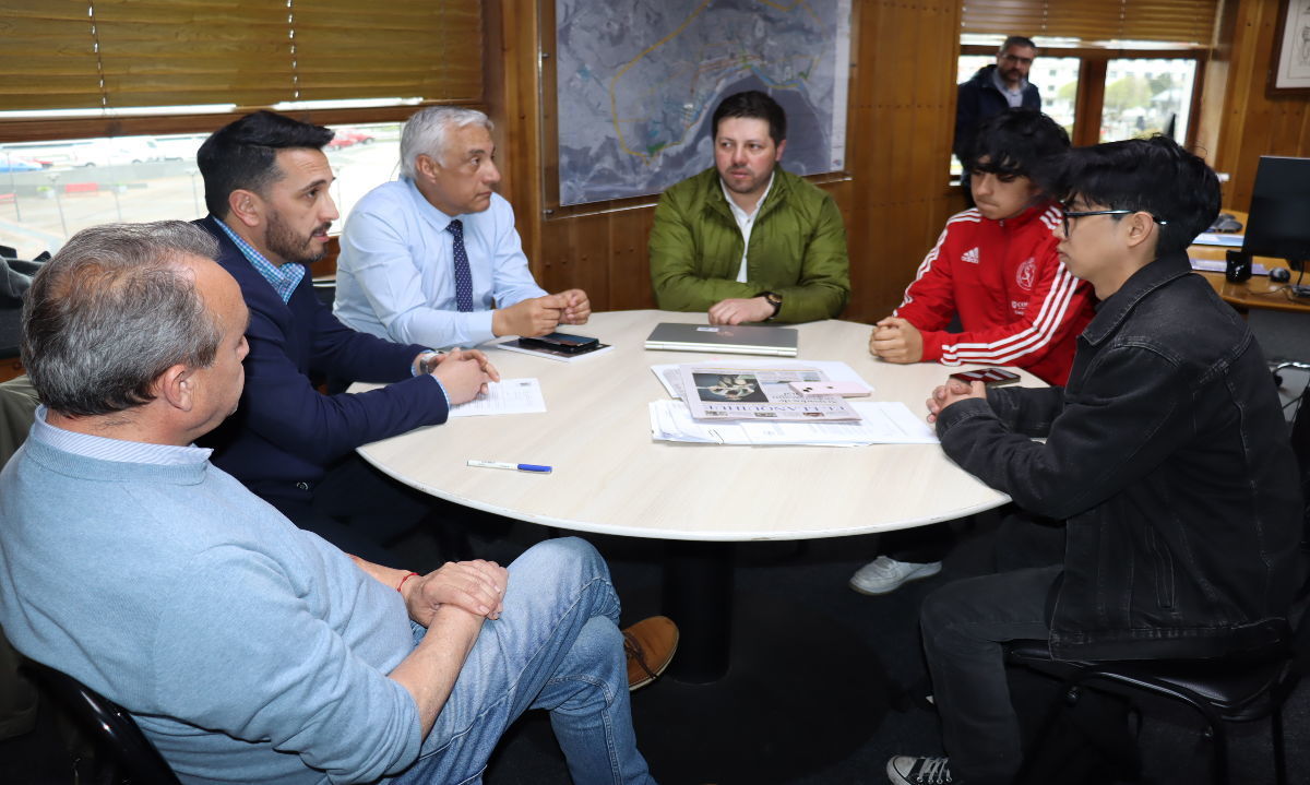 La reunión de los estudiantes con el alcalde suplente Fernando Binder y su equipo