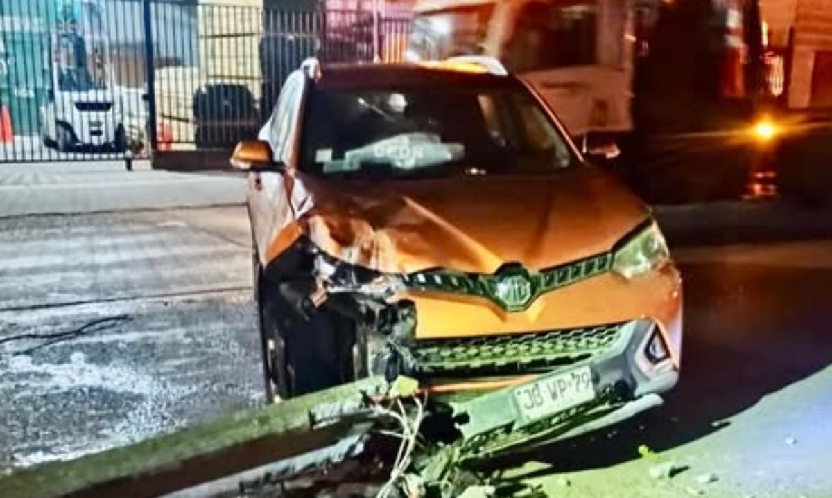Violento choque contra poste en Llanquihue: conductor se dio a la fuga