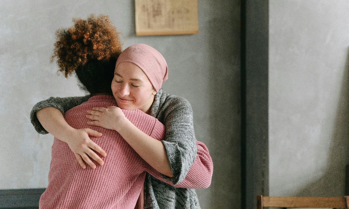 Foto de Thirdman : https://www.pexels.com/es-es/foto/amor-amigos-mujer-casa-7659454/