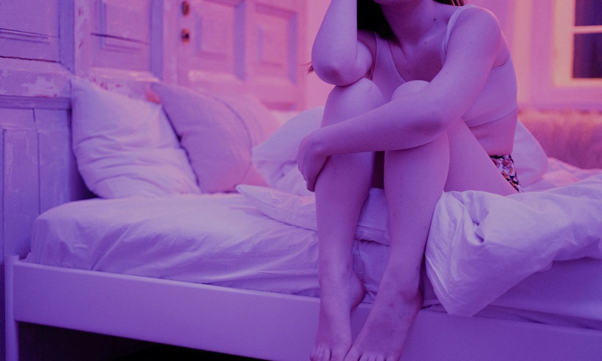 Foto de cottonbro studio: https://www.pexels.com/es-es/foto/mujer-sentada-en-la-cama-blanca-3694016/