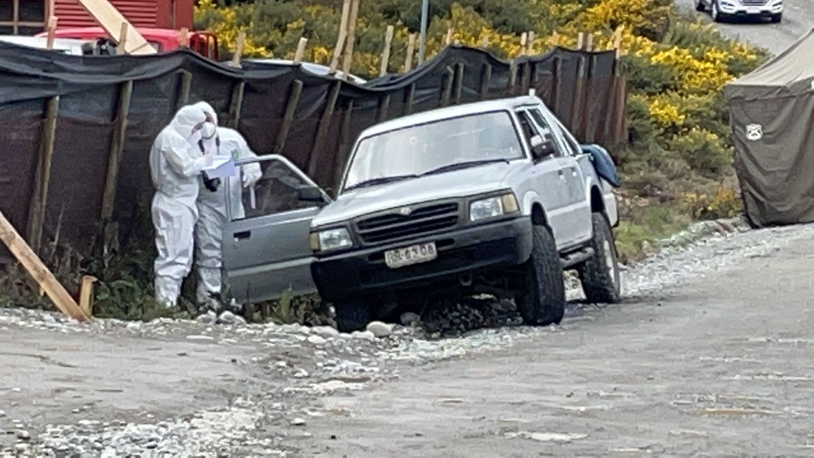 Encuentran cadáver desnudo en el interior de camioneta 